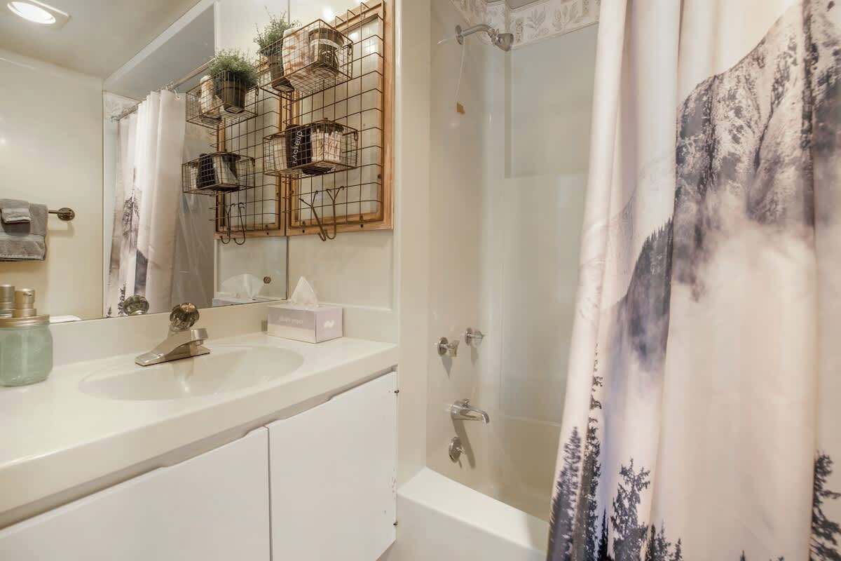 Shower, hair dryer, towels, shampoo