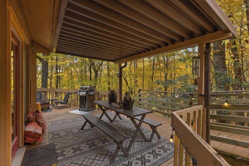 Cool Tree House with Hot tub  FREE EV charging