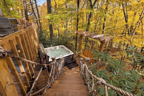 Cool Tree House with Hot tub & FREE EV charging