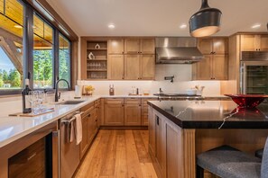 Fridge, microwave, oven, stovetop - Golf Course View, Game Room & Suncadia Pool Access (Cle Elum)