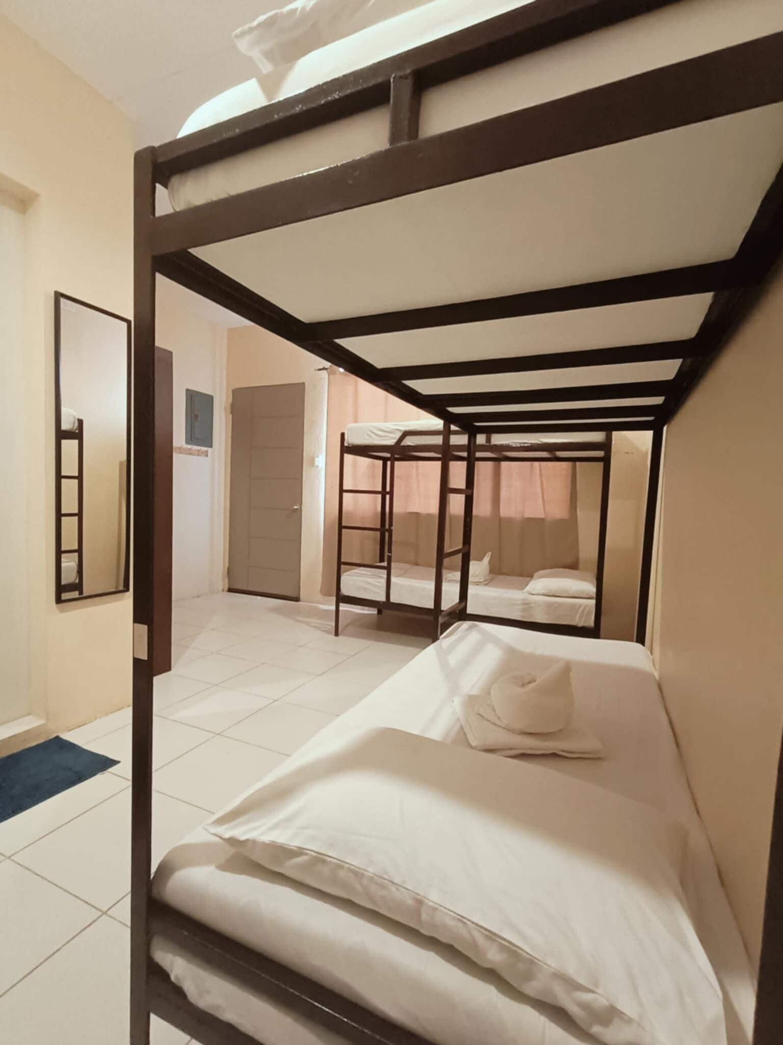 Ropa de cama hipoalergénica, muebles diferentes y escritorio 