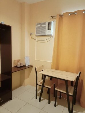 Quarto duplo standard, vista para o jardim | Roupas de cama antialérgicas, individualmente mobiliados, escrivaninha