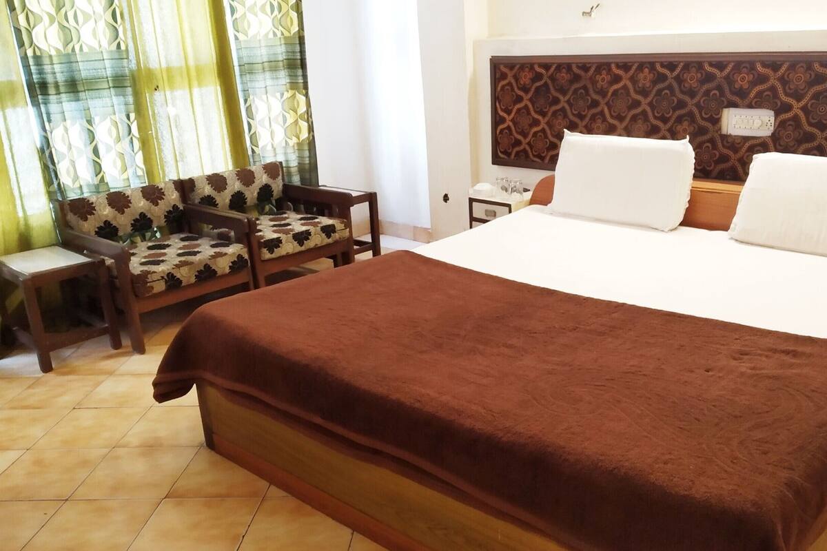 Deluxe Double Room | Hypo-allergenic bedding available, WiFi (free), bed sheets