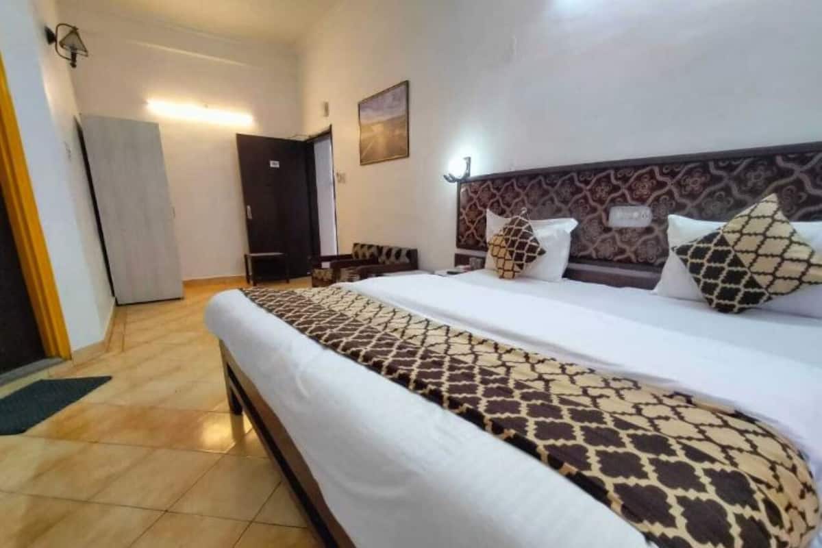 Hypo-allergenic bedding available, WiFi (free), bed sheets