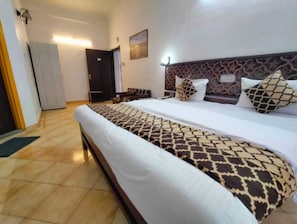 Hypo-allergenic bedding, free WiFi, bed sheets - Goroomgo Hotel Amulya Shri Bhopal (Bhopal)