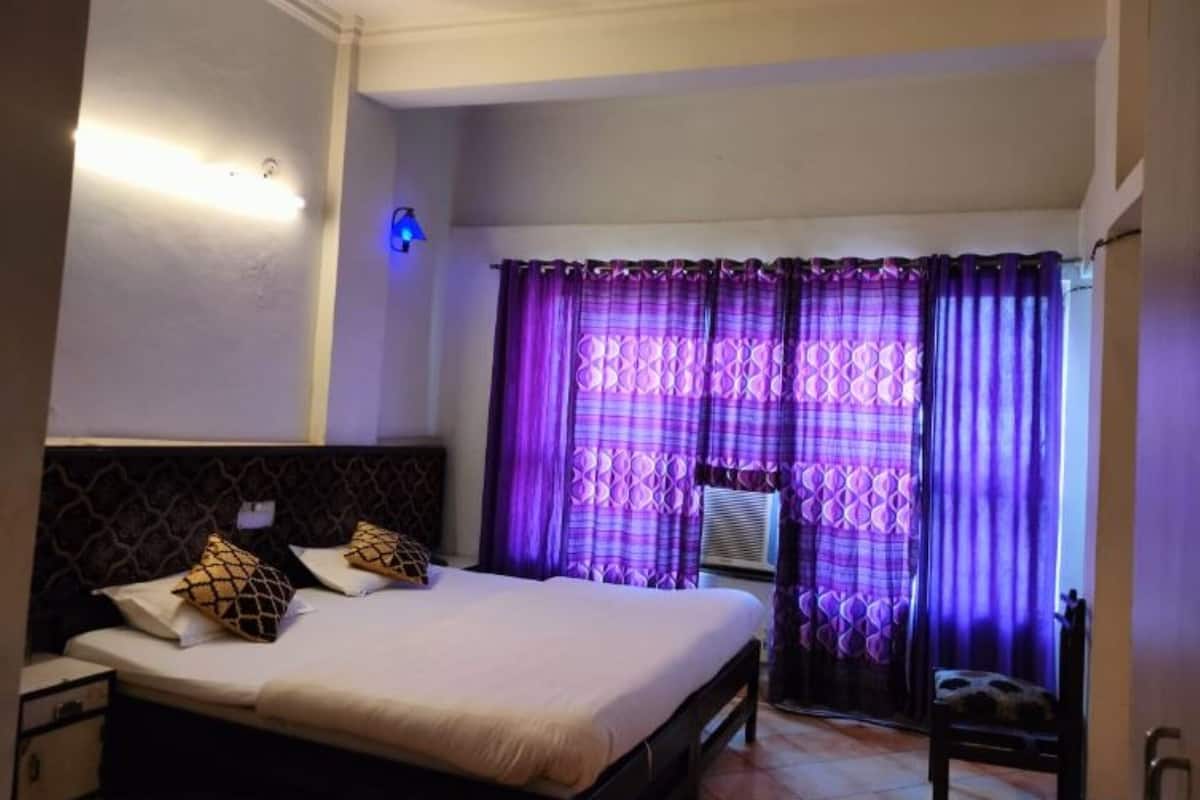 Hypo-allergenic bedding available, WiFi (free), bed sheets