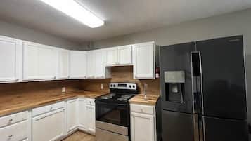 Réfrigérateur, micro-ondes, plaque de cuisson, lave-vaisselle