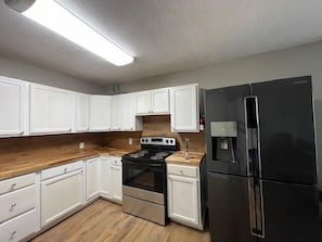 Geladeira, micro-ondas, cooktop, lava-louças