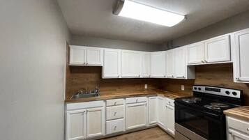 Réfrigérateur, micro-ondes, plaque de cuisson, lave-vaisselle