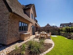 Outdoor dining - Beachfront luxury house under thatch on approx. 180 m² for up to 6 people (Wenningstedt-Braderup (Sylt))