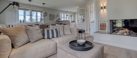 Televisie, een open haard en boeken