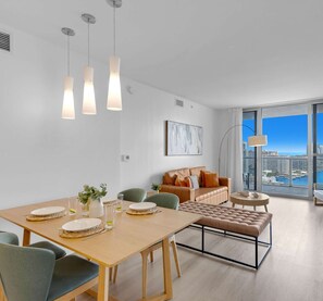 TV, offices - Infinite View, Amazing Apt, Spectacular Amenities (Hallandale Beach)