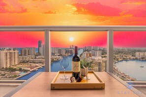 Outdoor dining - Spectacular Apt, Infinity View, Amazing Amenities (Hallandale Beach)