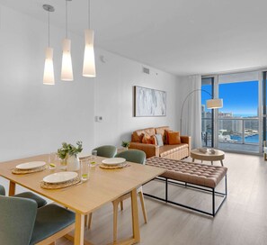 TV, offices - Spectacular Apt, Infinity View, Amazing Amenities (Hallandale Beach)