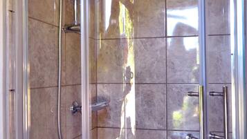 Dusche, Handtücher, Seife, Toilettenpapier