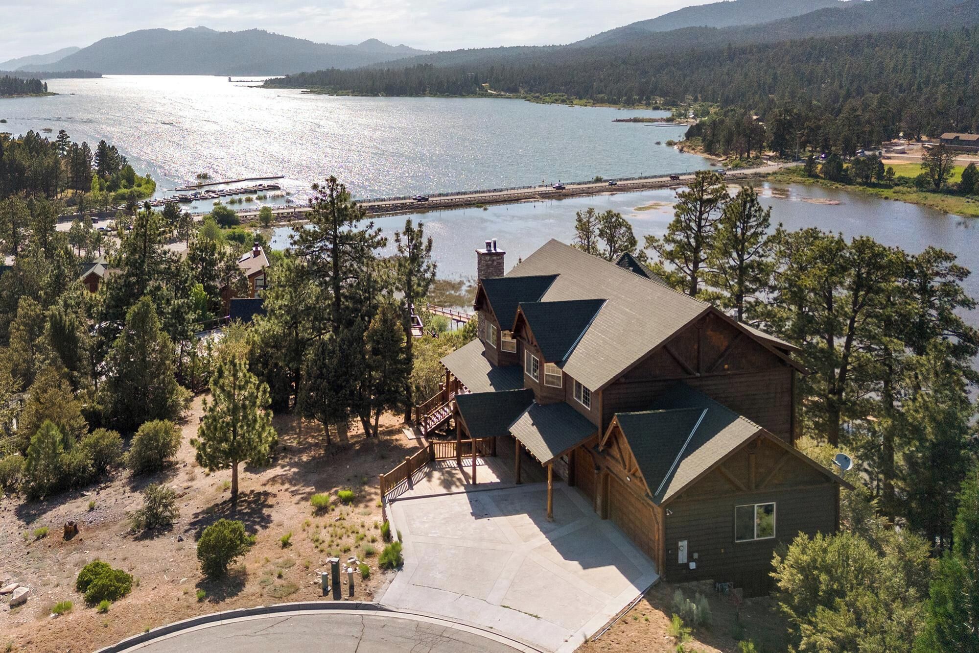 Lakeview Manor By Destination Big Bear:Spectacular Lakeviews of Big Bear Lake and Bakers Pond! Spa! Gametable!