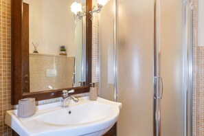 Dusche, Haartrockner, Bidet, Shampoo