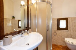 Regadera, secadora de cabello, bidet, shampoo