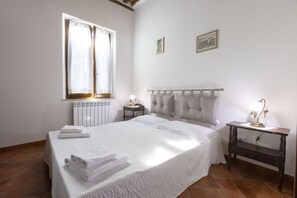 2 bedrooms, WiFi, bed sheets - Sant'Eugenia apartment with parking (Siena)