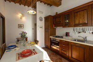 Fridge, oven, stovetop, dishwasher - Sant'Eugenia apartment with parking (Siena)