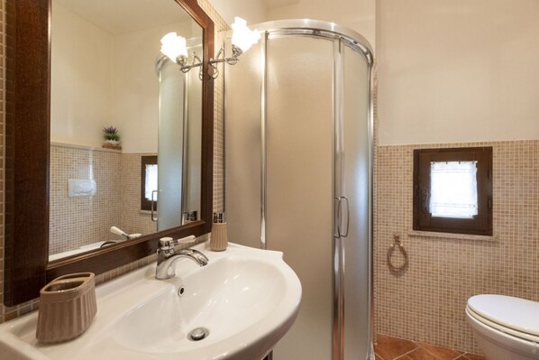 Dusche, Haartrockner, Bidet, Shampoo
