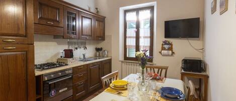 Kylskåp, ugn, spishäll och diskmaskin