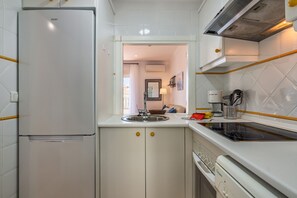 Kylskåp, mikrovågsugn, ugn och diskmaskin