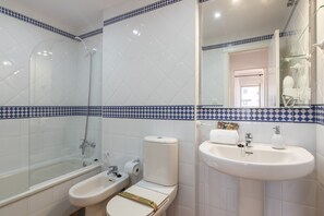 Dusche, Haartrockner, Bidet, Handtücher