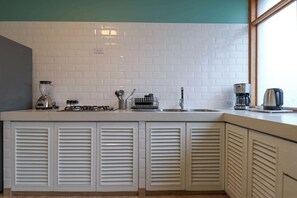 Refrigerador, microondas, parrilla de estufa y cafetera y tetera 