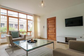 Televisión y oficina 