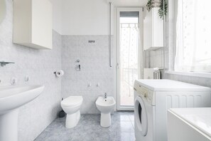 Ducha, secador de pelo, bidet, toallas