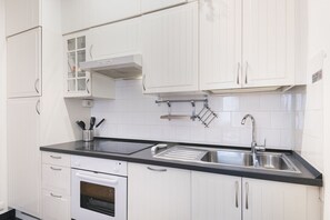 Fridge, oven, stovetop, dishwasher