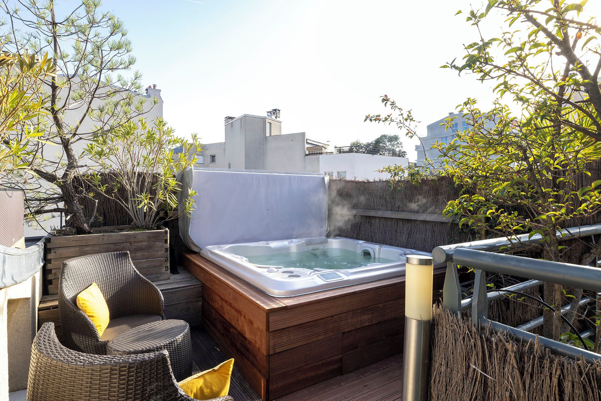 Tina de hidromasaje al aire libre