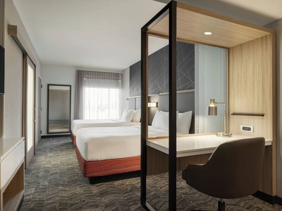 Habitación básica doble, 2 camas de matrimonio | Cortinas opacas y sistema de insonorización