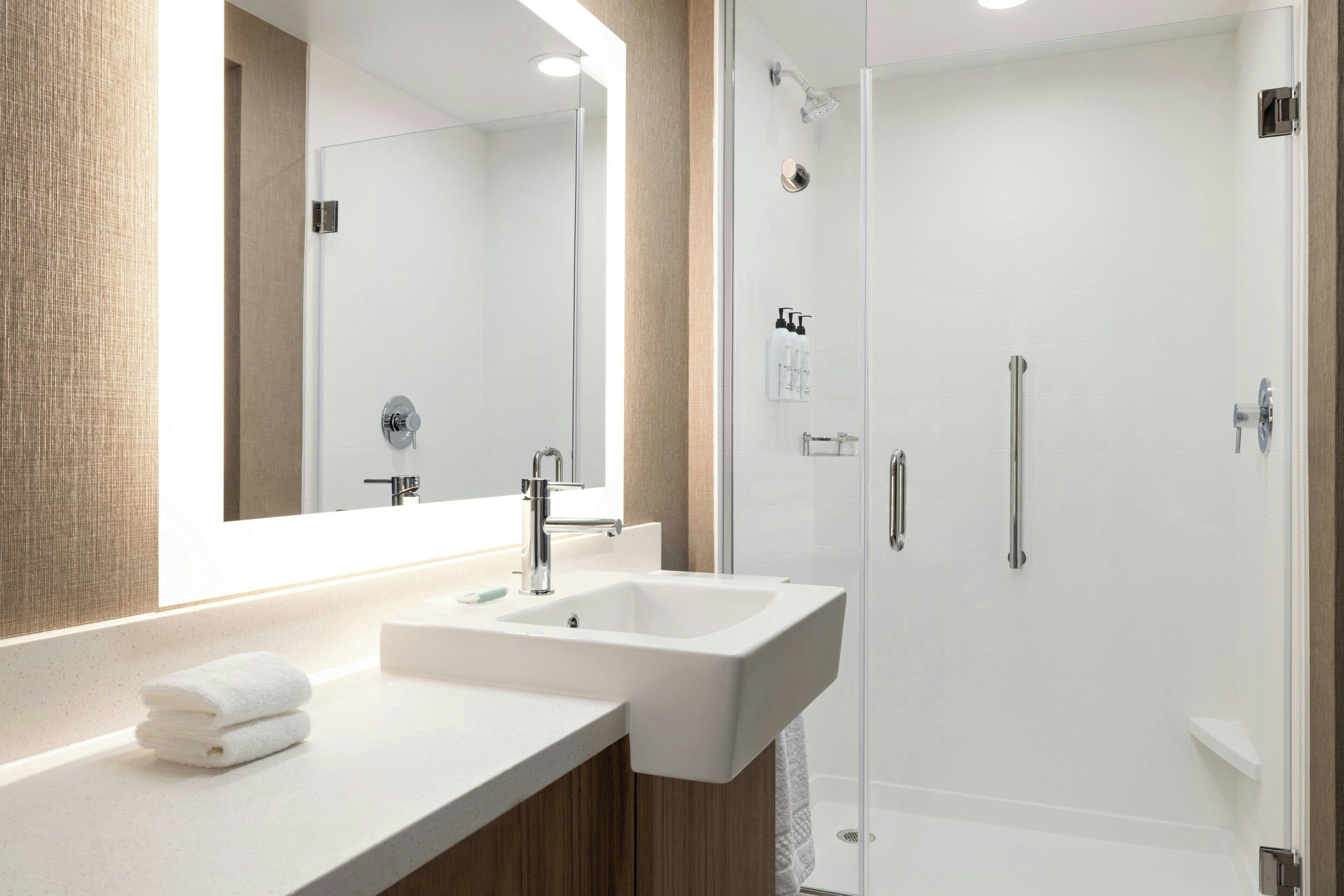 Een douche, een haardroger, handdoeken, zeep