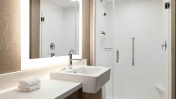 Suihku, hiustenkuivaaja, pyyhkeet, saippua