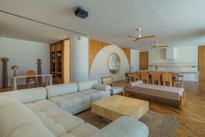 Lyxvilla - utsikt mot poolen | Vardagsrum