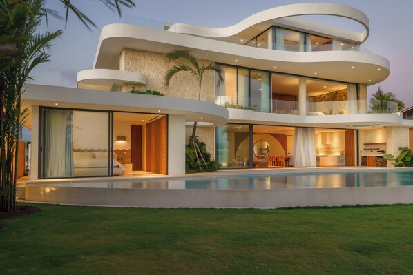 Biệt thự Cao cấp, quang cảnh hồ bơi | Khu phòng khách