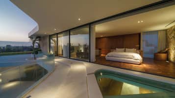 4 bedrooms, in-room safe, desk, laptop workspace