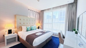 1 間睡房、房內夾萬、書桌、熨斗/熨衫板