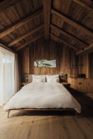 Premium Room | 1 bedroom, premium bedding, down comforters, minibar