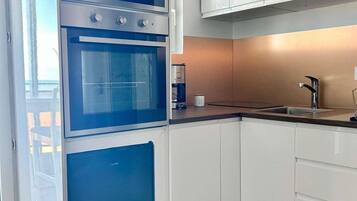 Réfrigérateur, micro-ondes, four, cafetiÚre/bouilloire