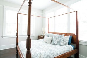 3 bedrooms, desk, iron/ironing board, free WiFi