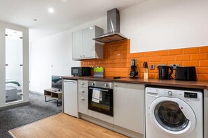 Fridge, microwave, oven, stovetop - Compact 1 Bed Flat in Halifax Centre (Halifax)