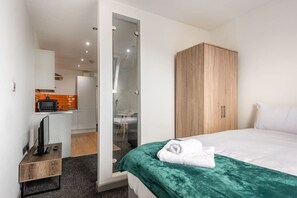 1 makuuhuone, silitysrauta/-lauta, vuodevaatteet