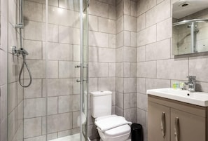 Shower, hair dryer, towels - Compact 1 Bed Flat in Halifax Centre (Halifax)