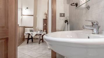 Shower, hair dryer, bidet, towels
