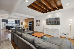 Fernseher, DVD-Player, Arbeitsbereiche