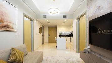 Departamento Deluxe, 2 habitaciones, vista a la ciudad | Área de sala de estar | Smart TV de 50 cm con canales digitales