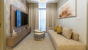 Appartamento Deluxe, 2 camere da letto, vista città | Area soggiorno | Smart TV 50 cm con canali digitali